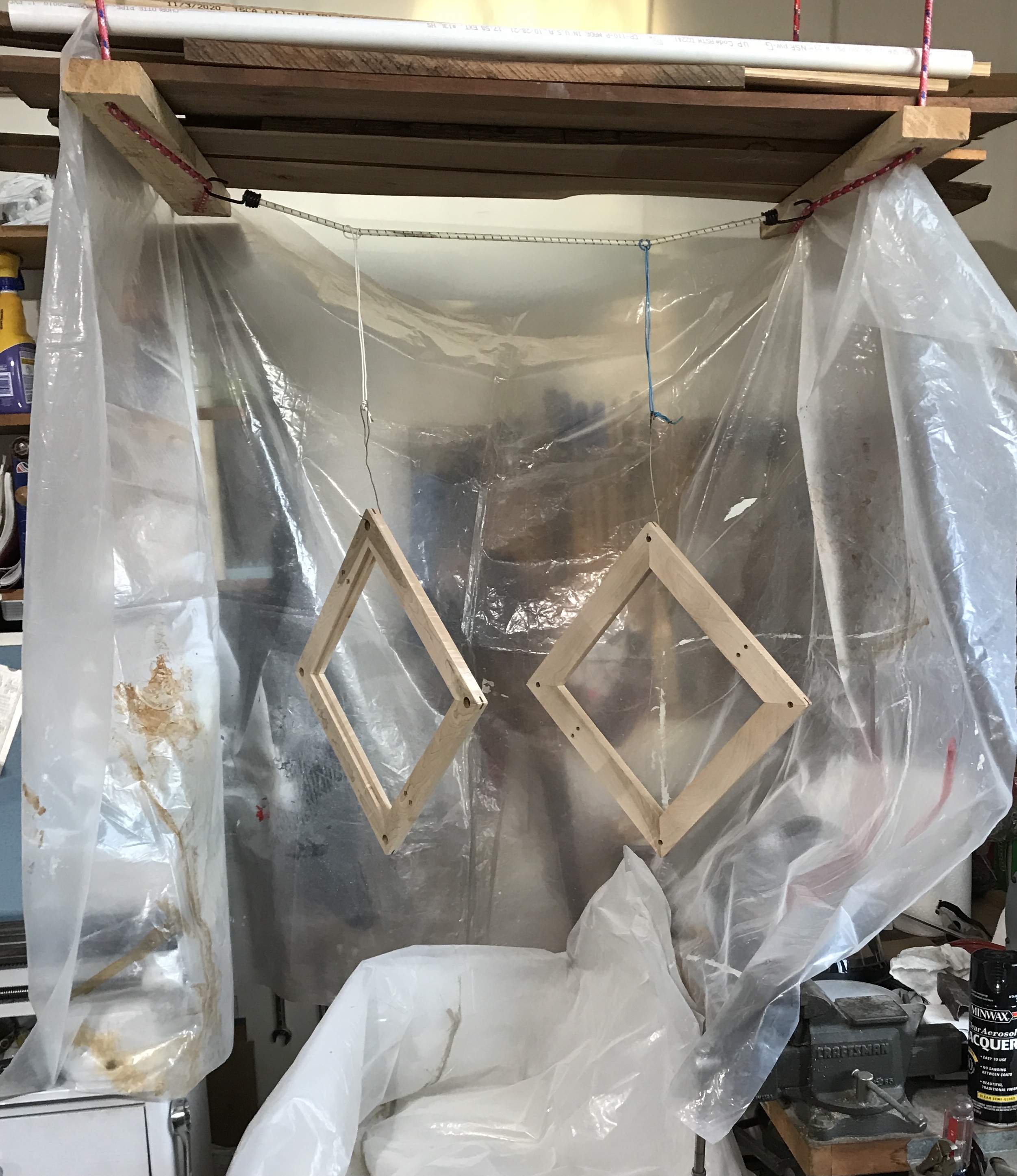 Spray painting booth with hanging frames